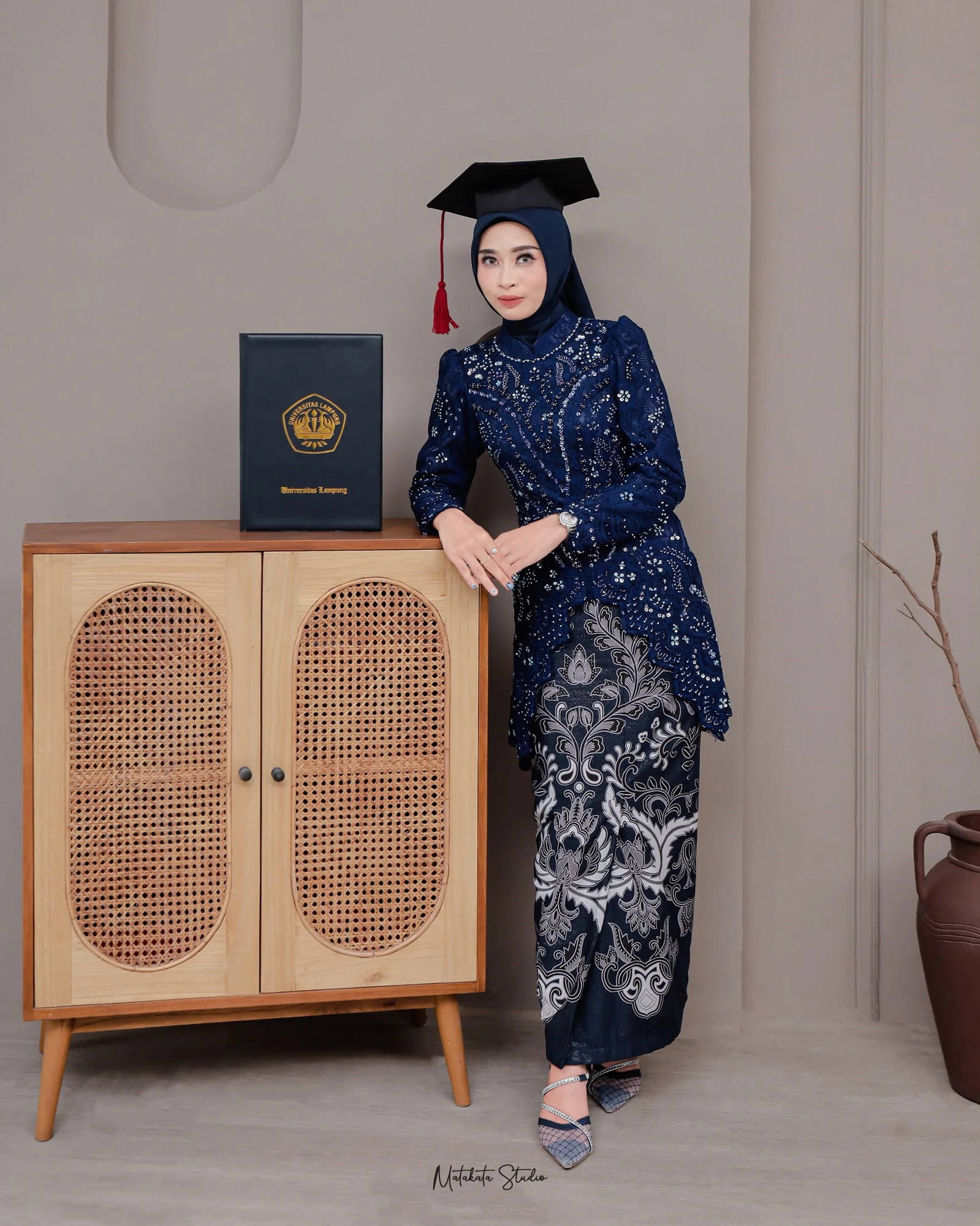 Kebaya biru tua Ayu Gita dengan kain batik