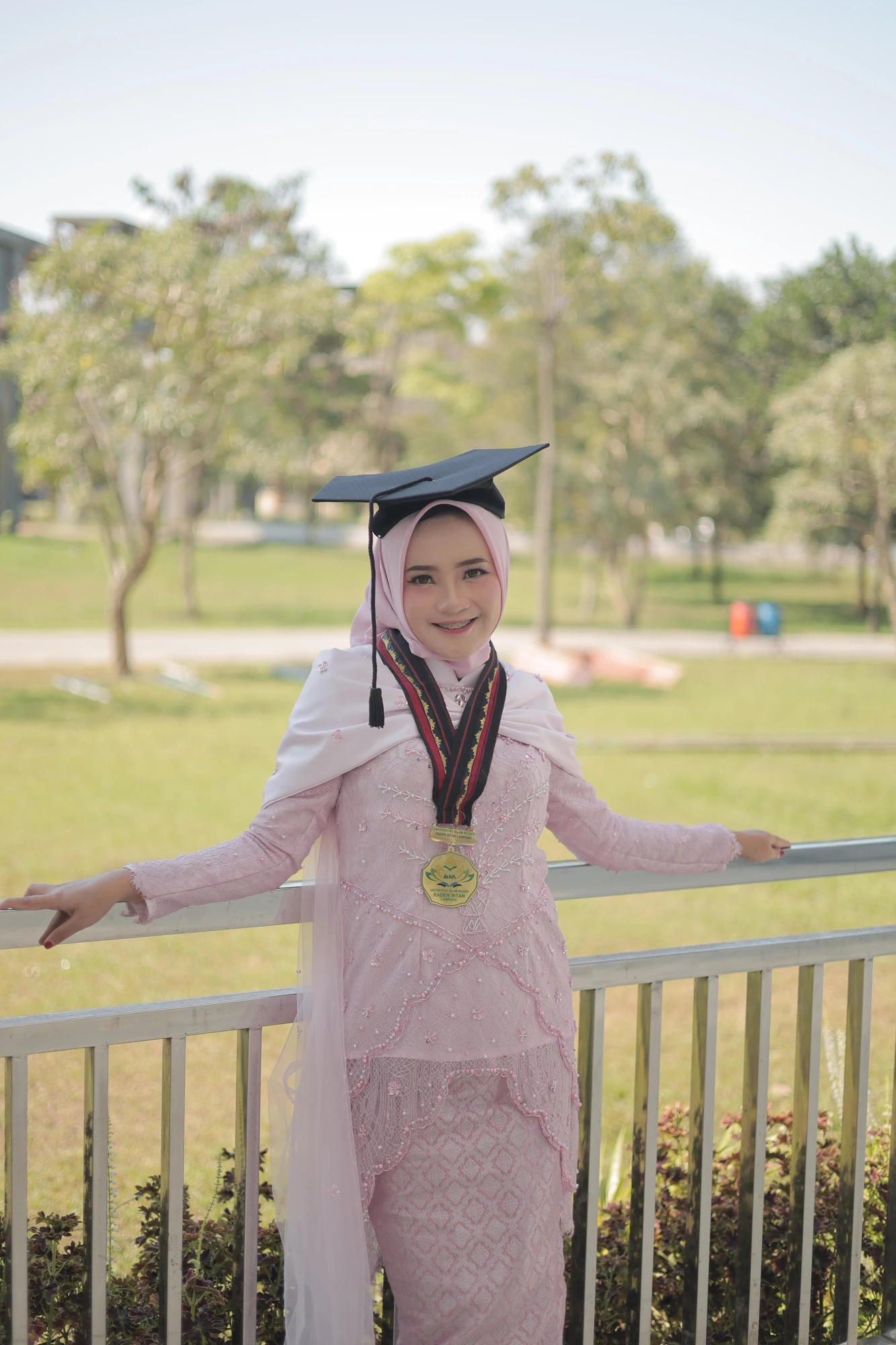 Kebaya pink lembut Yunita saat wisuda